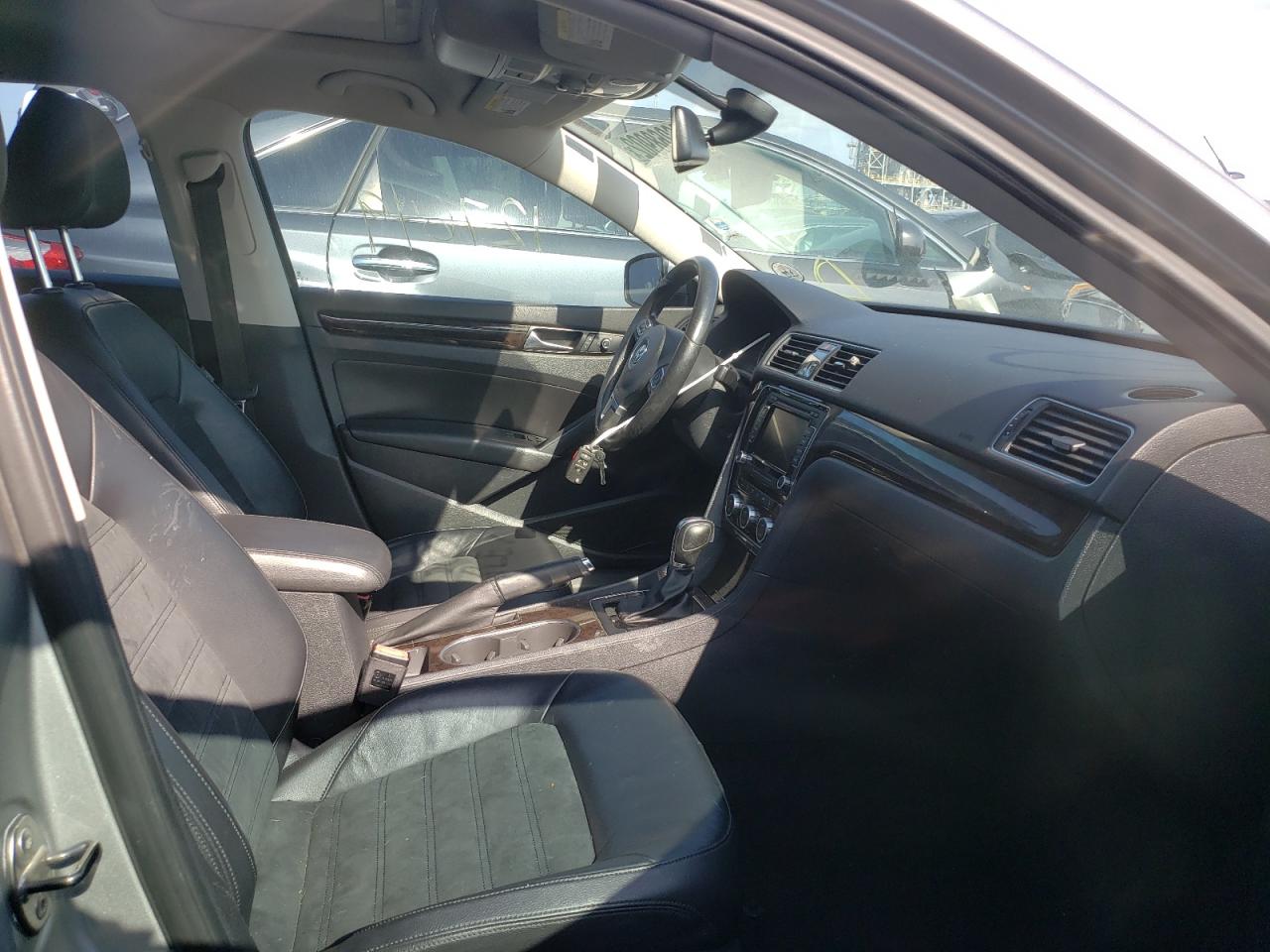 Photo 5 from auction – 2014 VOLKSWAGEN PASSAT SEL with VIN 1VWCT7A39EC095392