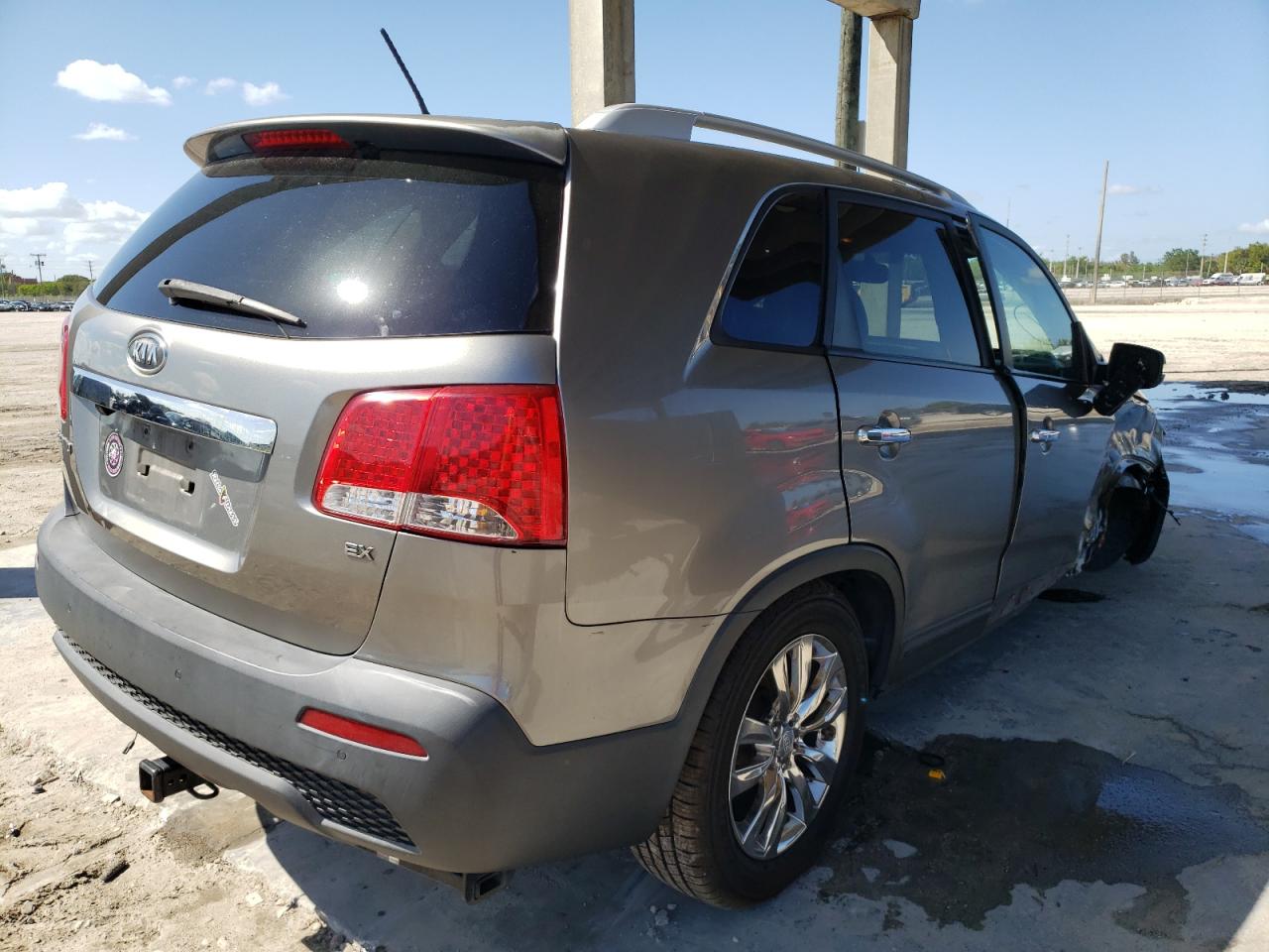 Photo 4 from auction – 2011 KIA SORENTO EX with VIN 5XYKU3A13BG054122
