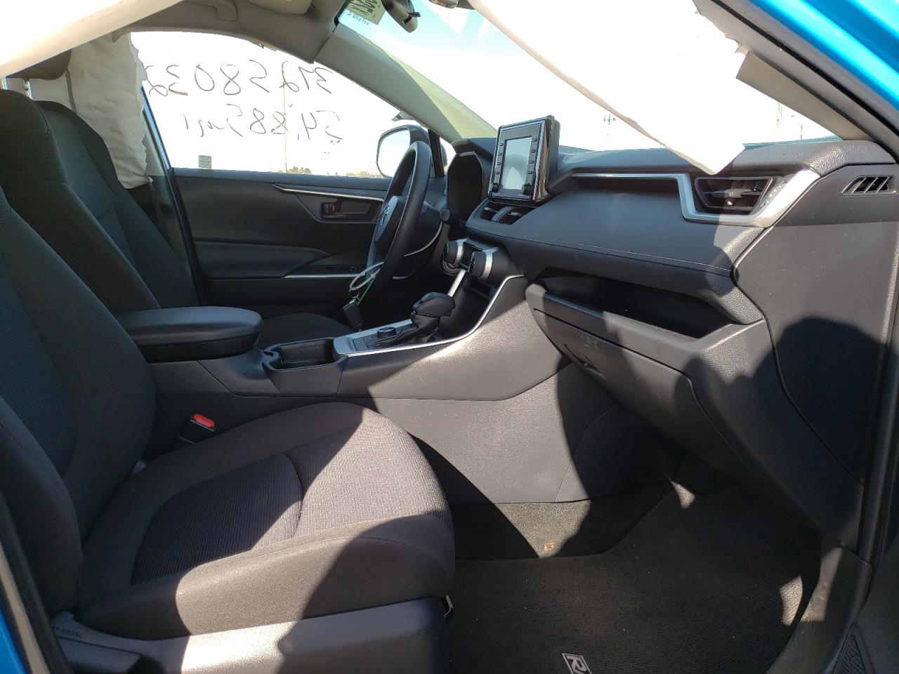 Photo 5 from auction – 2020 TOYOTA RAV4 LE with VIN JTMLWRFV5LD526799
