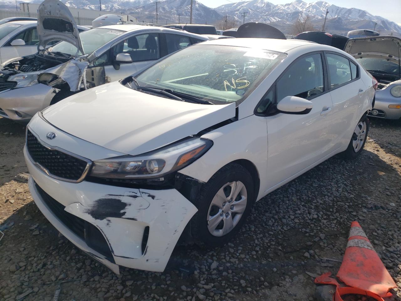 Photo 2 from auction – 2017 KIA FORTE LX with VIN 3KPFK4A7XHE046980