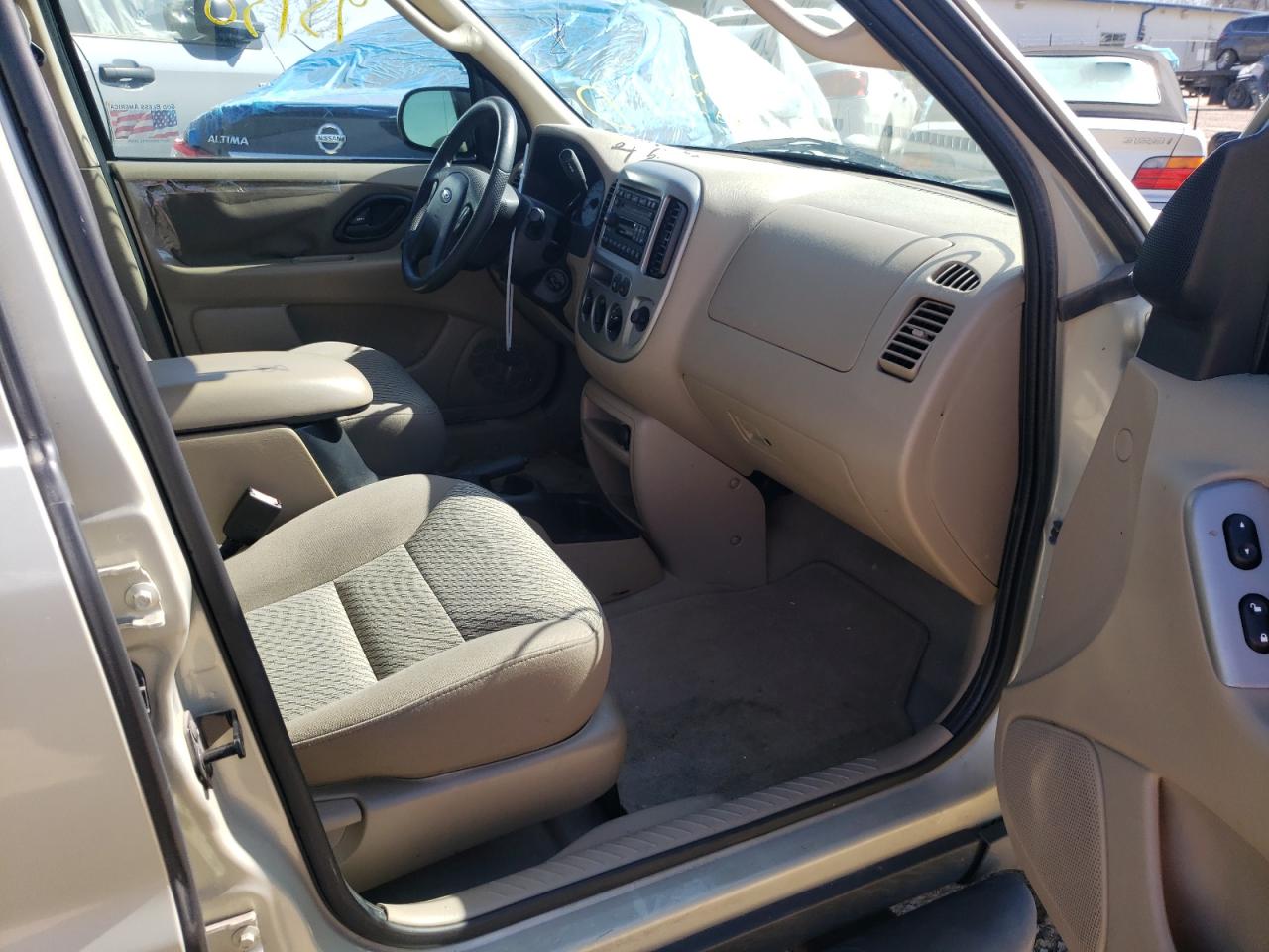 Photo 5 from auction – 2004 FORD ESCAPE XLT with VIN 1FMYU03184KB19657