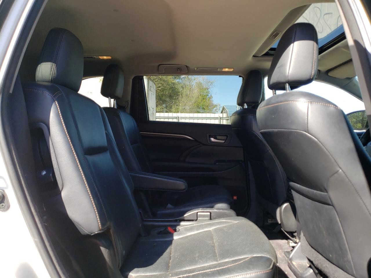 Photo 6 from auction – 2016 TOYOTA HIGHLANDER with VIN 5TDYKRFH3GS127072