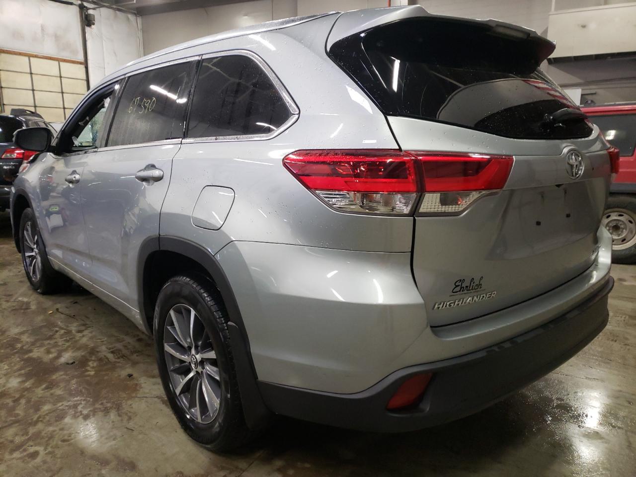 Photo 3 from auction – 2018 TOYOTA HIGHLANDER with VIN 5TDJZRFH2JS845099