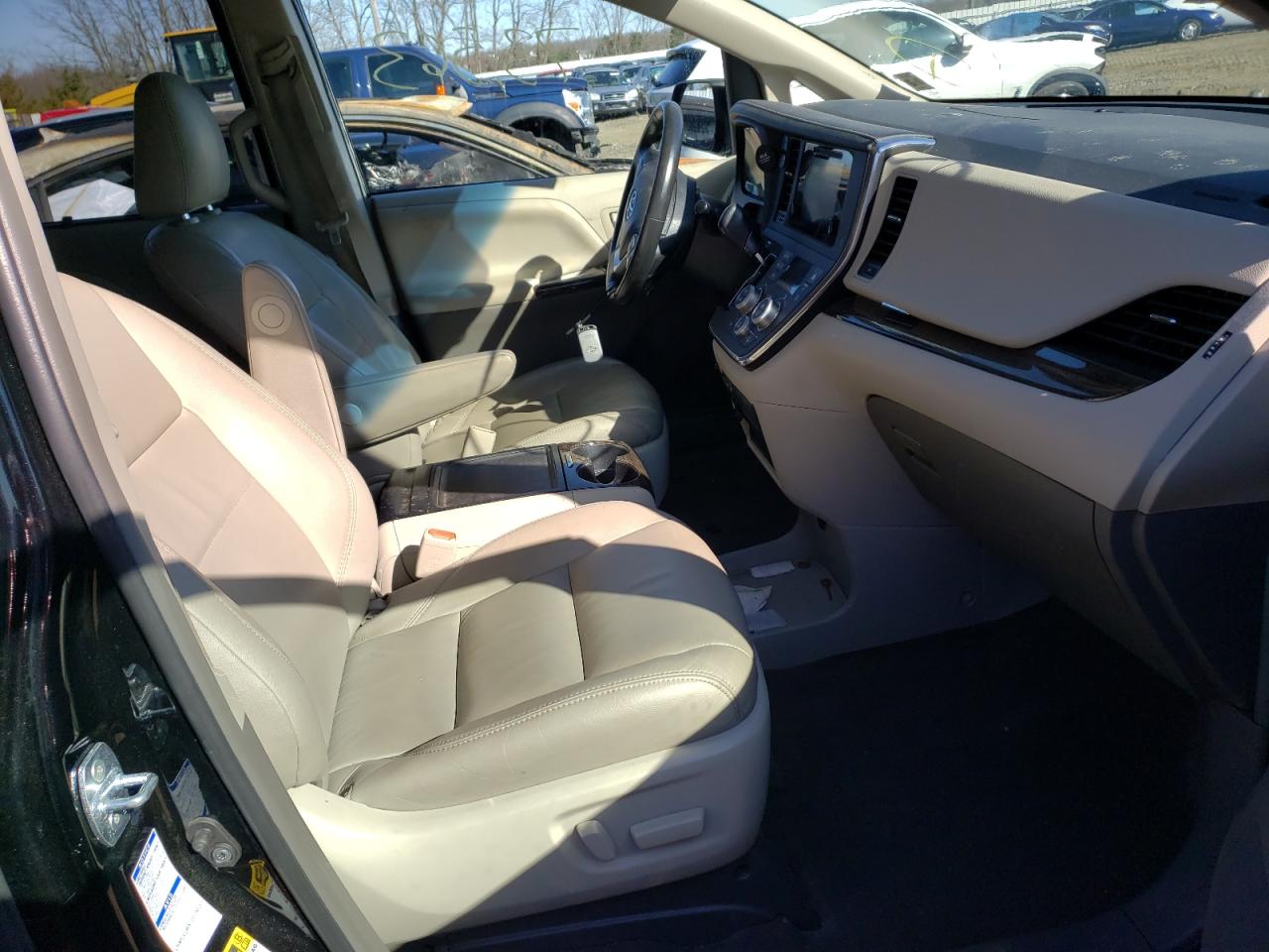 Photo 5 from auction – 2017 TOYOTA SIENNA XLE with VIN 5TDDZ3DC3HS187708