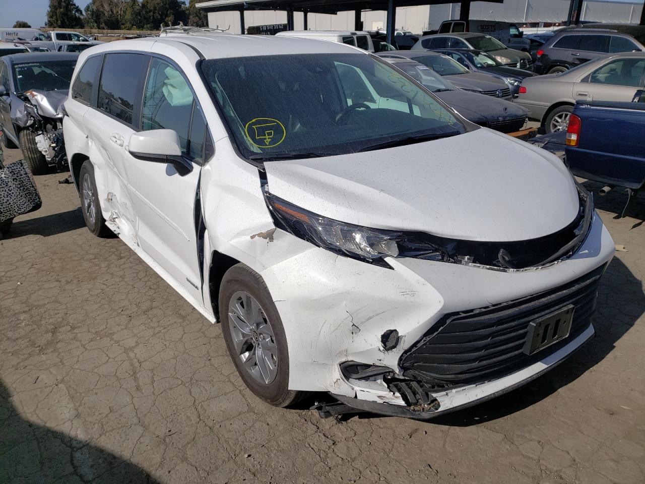 TOYOTA SIENNA LE 2021 with VIN 5TDKRKEC2MS065190 - Photo from auction