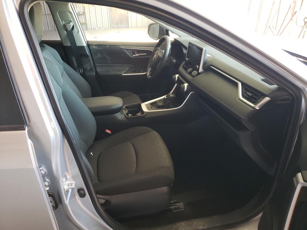 Photo 5 from auction – 2020 TOYOTA RAV4 XLE with VIN JTMP1RFV6LD051891