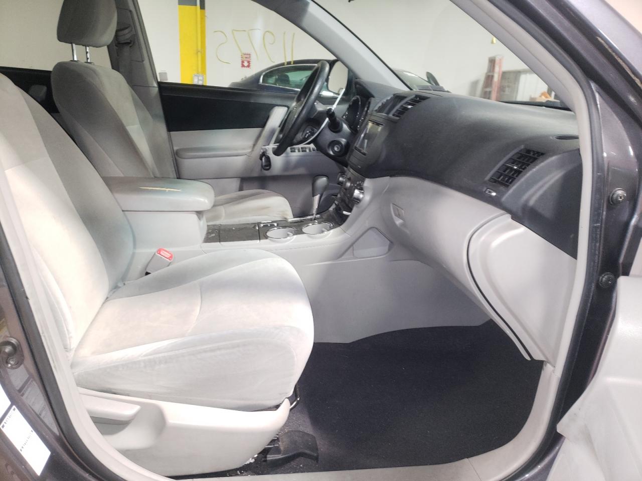 Photo 5 from auction – 2012 TOYOTA HIGHLANDER with VIN 5TDBK3EH2CS133038