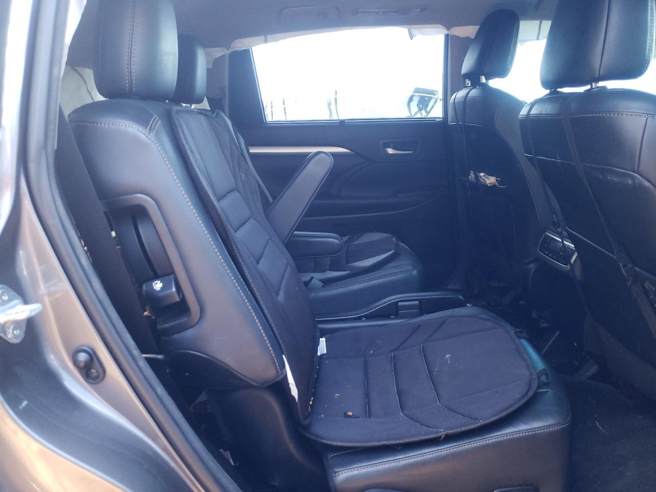 Photo 6 from auction – 2018 TOYOTA HIGHLANDER with VIN 5TDJZRFH9JS545334