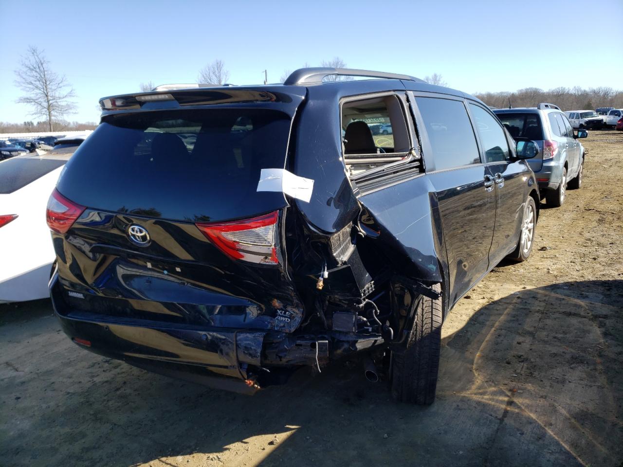 Photo 4 from auction – 2017 TOYOTA SIENNA XLE with VIN 5TDDZ3DC3HS187708