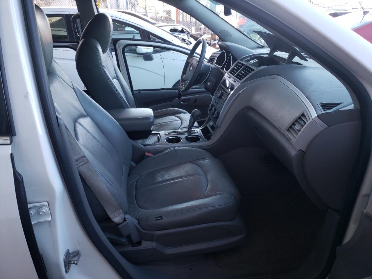 Photo 5 from auction – 2011 CHEVROLET TRAVERSE L with VIN 1GNKRGED2BJ408197