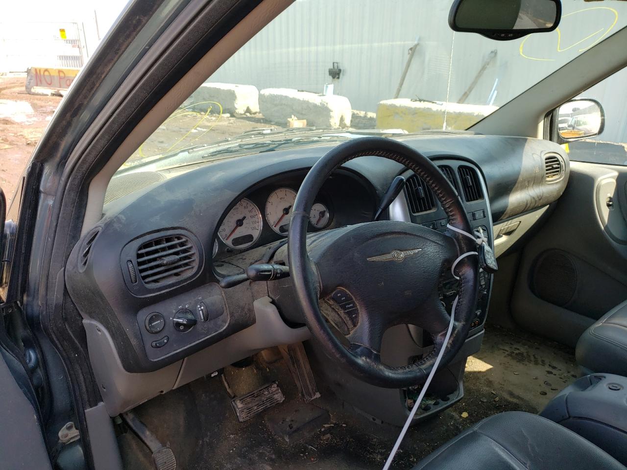 Photo 9 from auction – 2005 CHRYSLER TOWN & COU with VIN 2C8GP54L55R571605
