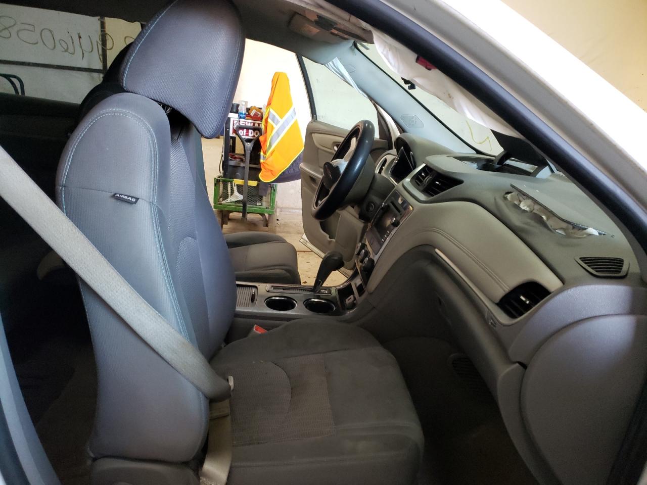 Photo 5 from auction – 2017 CHEVROLET TRAVERSE L with VIN 1GNKRGKD7HJ167685