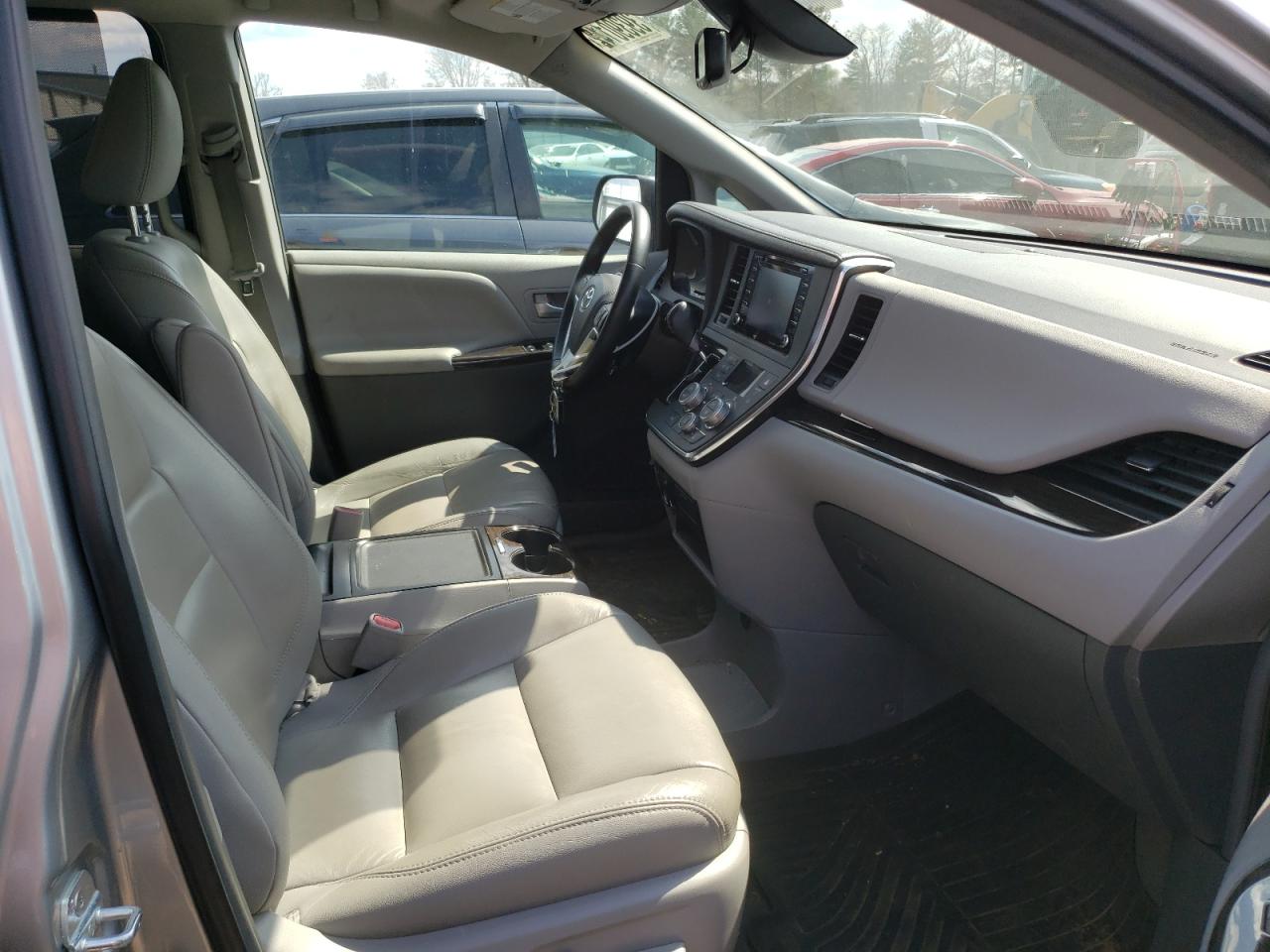 Photo 5 from auction – 2018 TOYOTA SIENNA XLE with VIN 5TDYZ3DC1JS903609