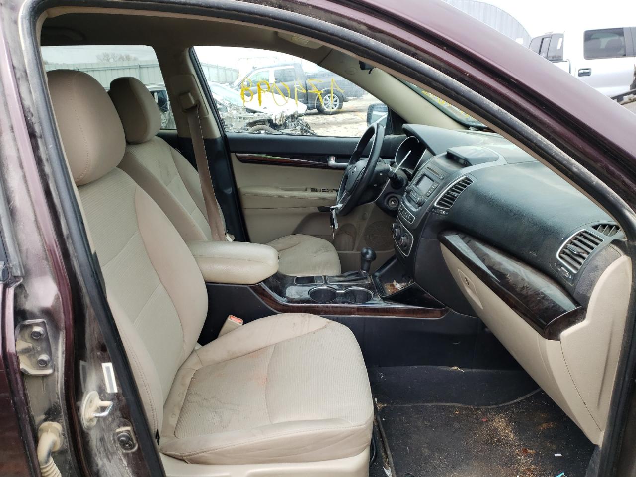 Photo 16 from auction – 2015 KIA SORENTO LX with VIN 5XYKTDA70FG602340