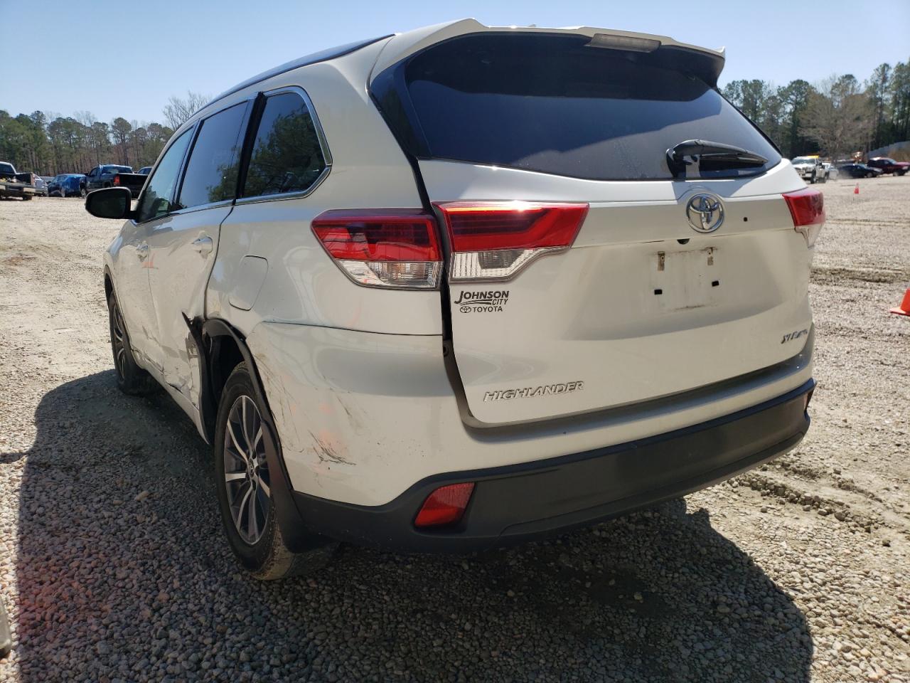 Photo 3 from auction – 2017 TOYOTA HIGHLANDER with VIN 5TDJZRFH4HS415195