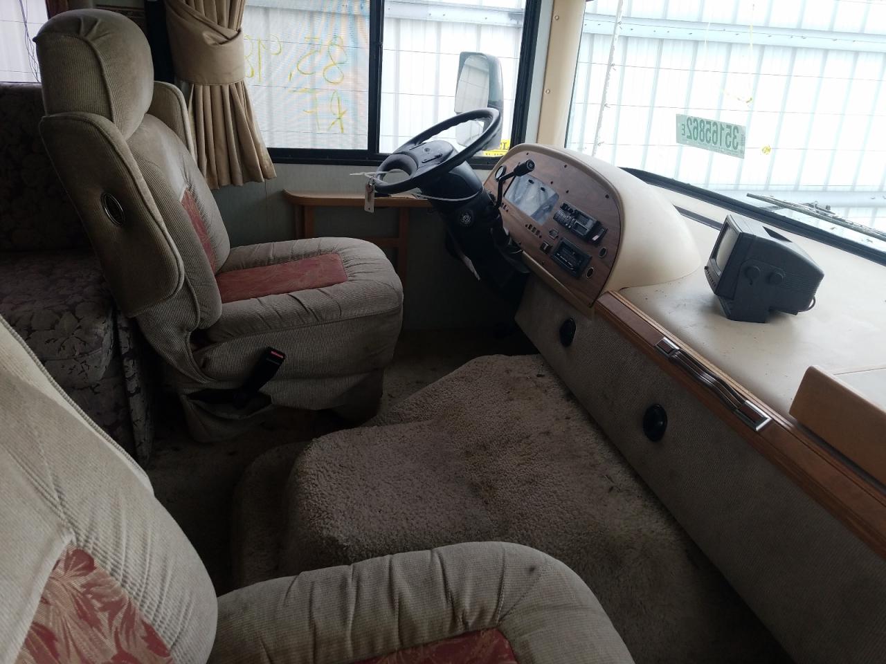 Photo 5 from auction – 1996 FLEETWOOD STORM with VIN 3FCMF53G0TJA11332