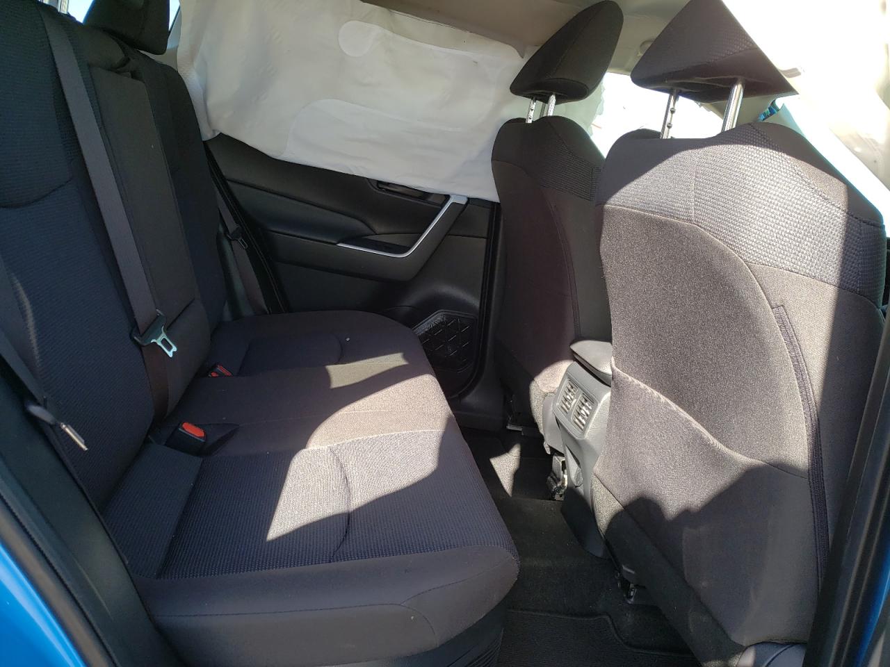 Photo 6 from auction – 2020 TOYOTA RAV4 LE with VIN JTMLWRFV5LD526799