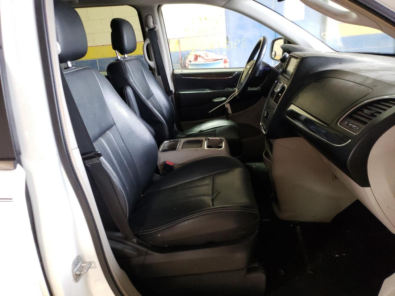 Photo 5 from auction – 2012 CHRYSLER TOWN & COU with VIN 2C4RC1BG5CR306362