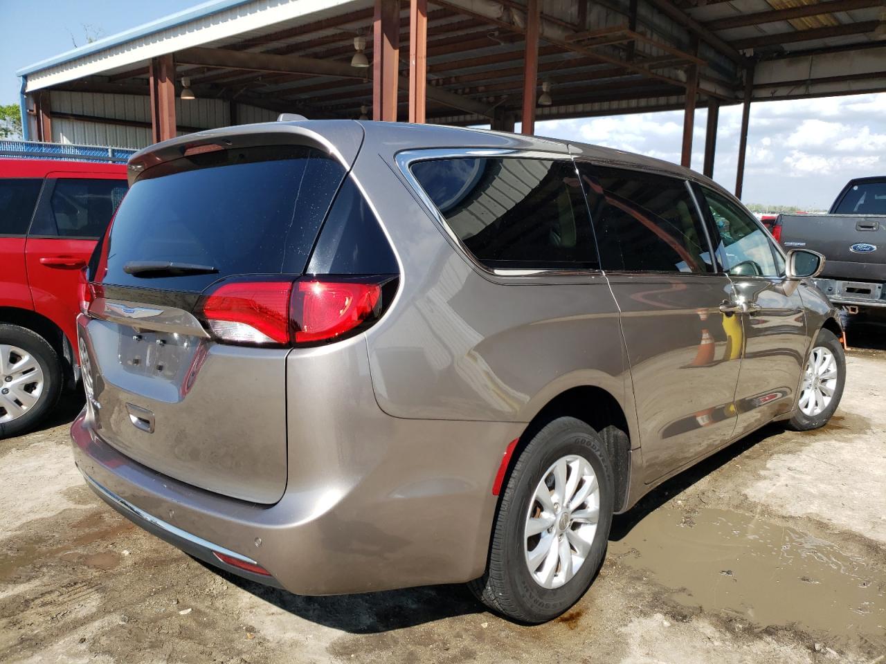 Photo 4 from auction – 2018 CHRYSLER PACIFICA T with VIN 2C4RC1FG0JR163523