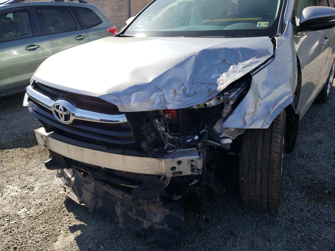 Photo 9 from auction – 2016 TOYOTA HIGHLANDER with VIN 5TDDKRFH2GS225914