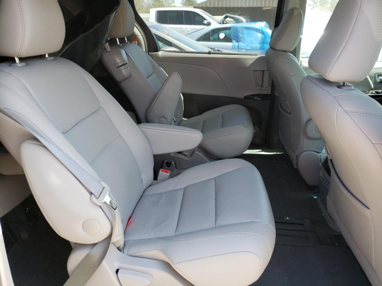Photo 6 from auction – 2017 TOYOTA SIENNA XLE with VIN 5TDYZ3DC3HS862197