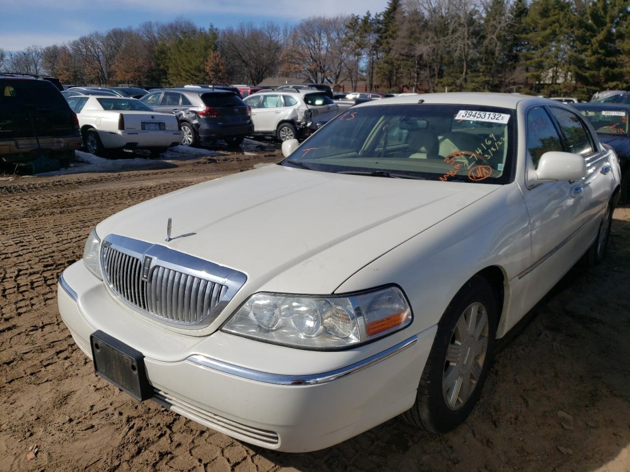 Photo 2 from auction – 2004 LINCOLN TOWN CAR U with VIN 1LNHM83W64Y615600