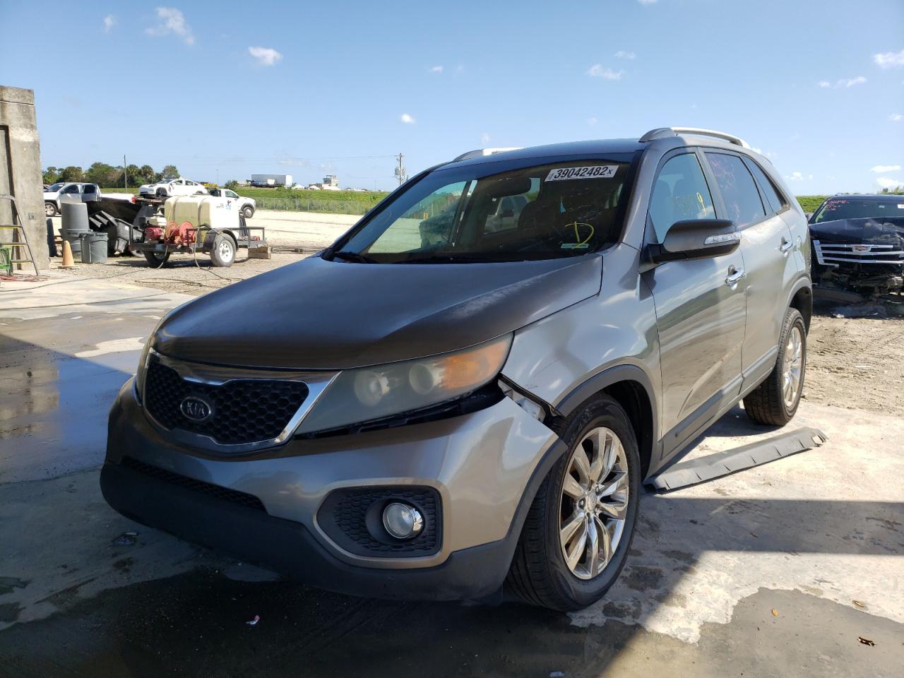 Photo 2 from auction – 2011 KIA SORENTO EX with VIN 5XYKU3A13BG054122