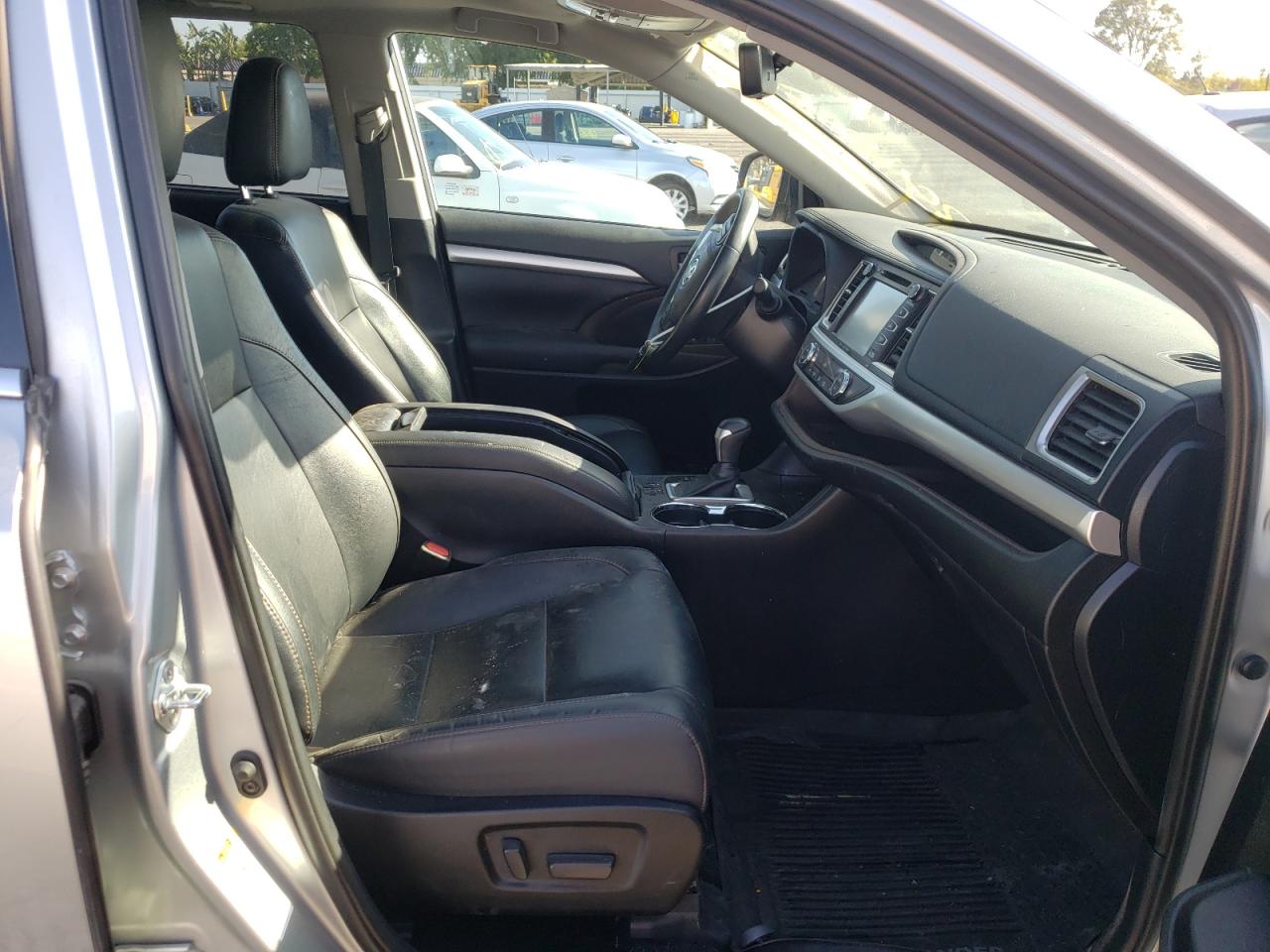 Photo 5 from auction – 2019 TOYOTA HIGHLANDER with VIN 5TDKZRFH5KS567787