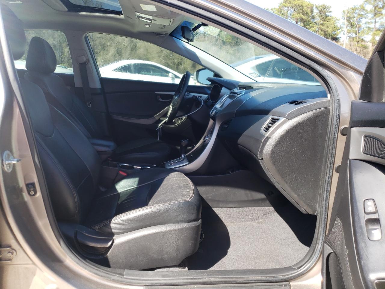 Photo 5 from auction – 2012 HYUNDAI ELANTRA GL with VIN 5NPDH4AE9CH094978