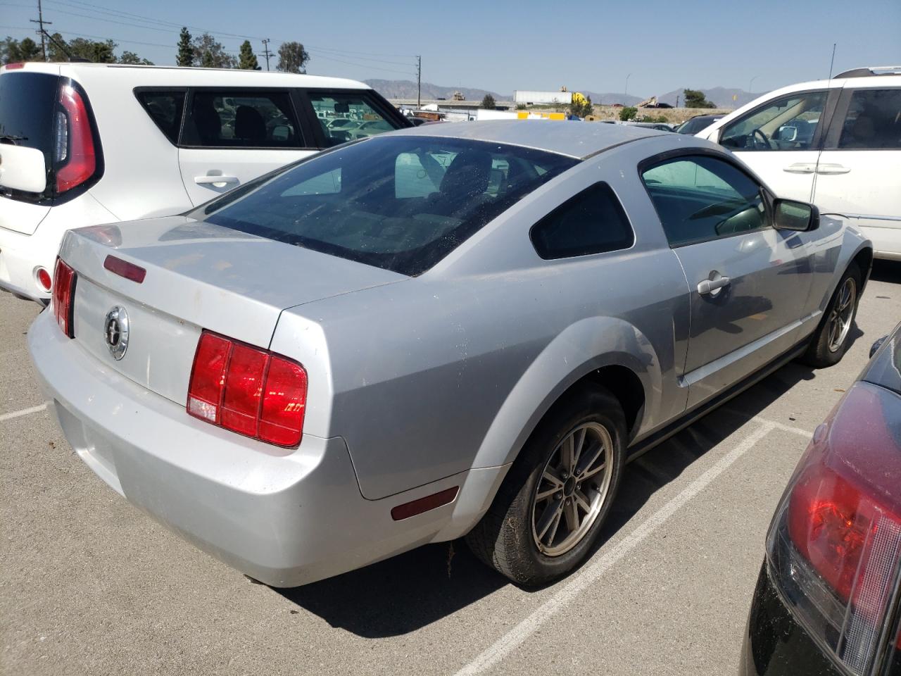 Photo 4 from auction – 2005 FORD MUSTANG with VIN 1ZVFT80N955137618