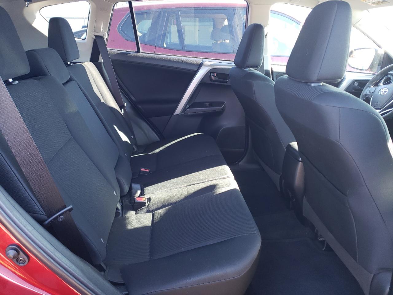 Photo 6 from auction – 2018 TOYOTA RAV4 LE with VIN 2T3BFREV2JW844778