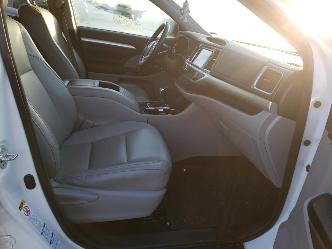 Photo 5 from auction – 2015 TOYOTA HIGHLANDER with VIN 5TDJKRFH1FS097246