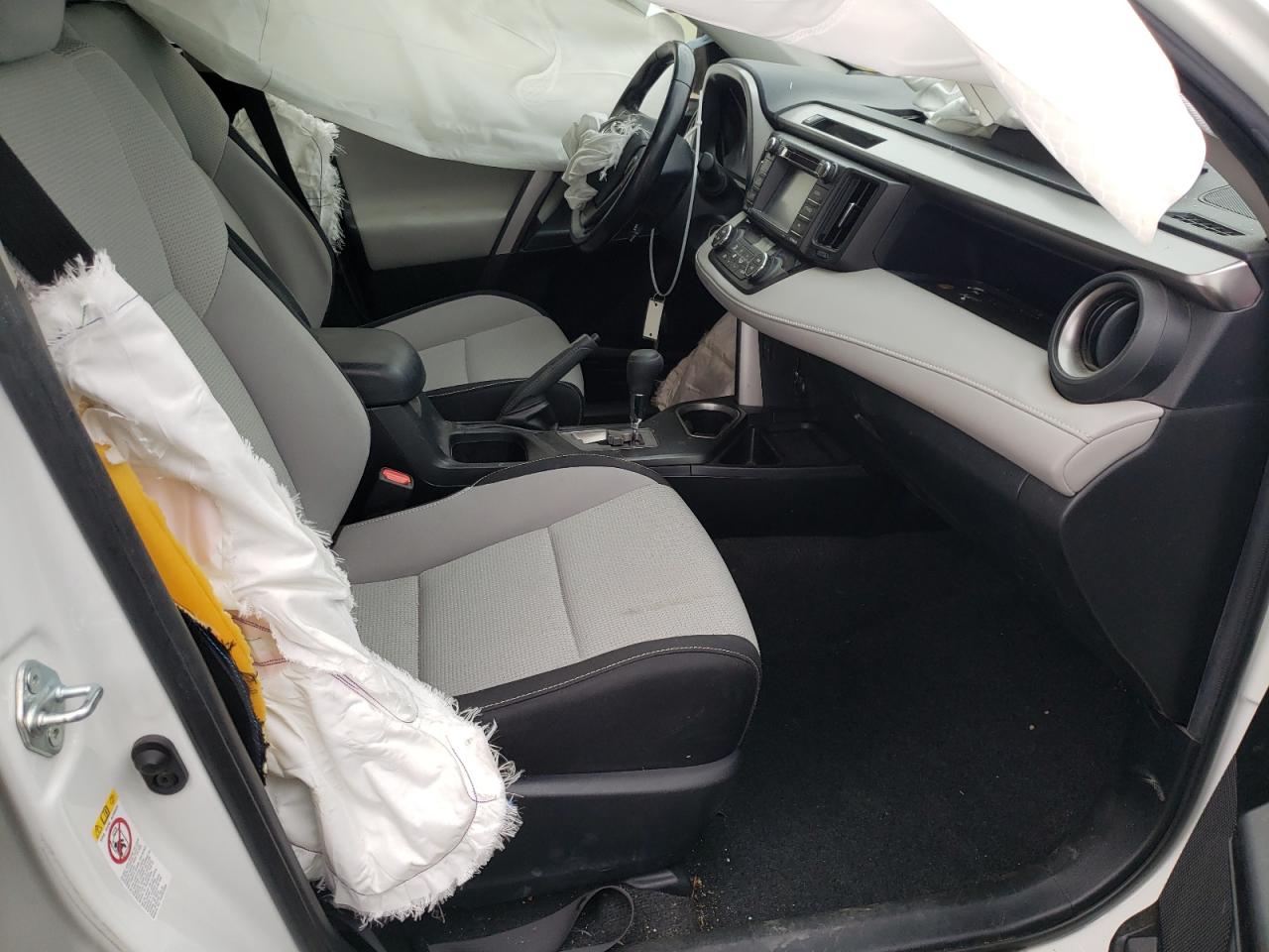 Photo 5 from auction – 2016 TOYOTA RAV4 XLE with VIN JTMWFREV8GJ063529