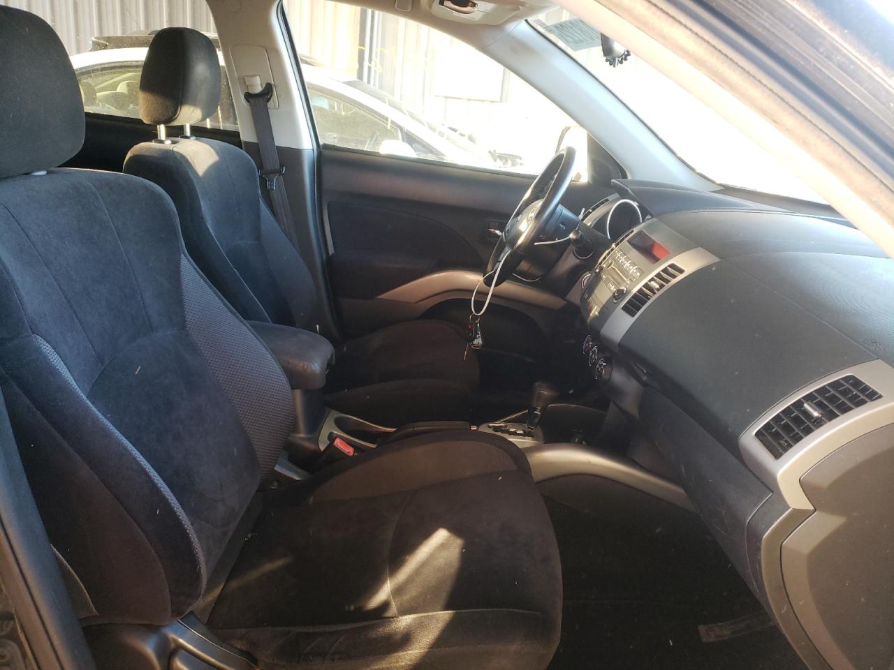 Photo 5 from auction – 2010 MITSUBISHI OUTLANDER with VIN JA4AT2AW2AZ018971
