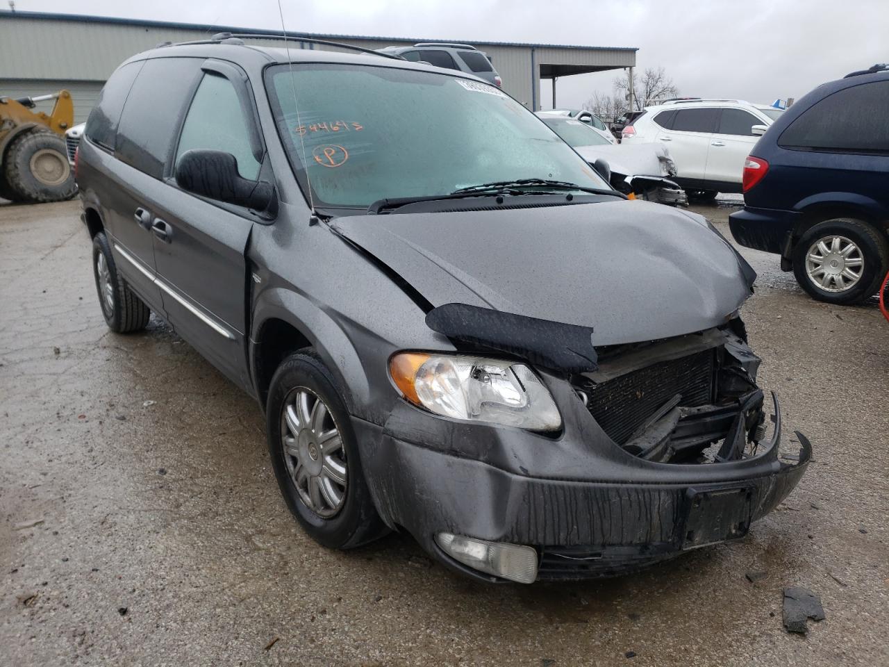 CHRYSLER TOWN & COU 2004 with VIN 2C4GP54LX4R544643 - Photo from auction