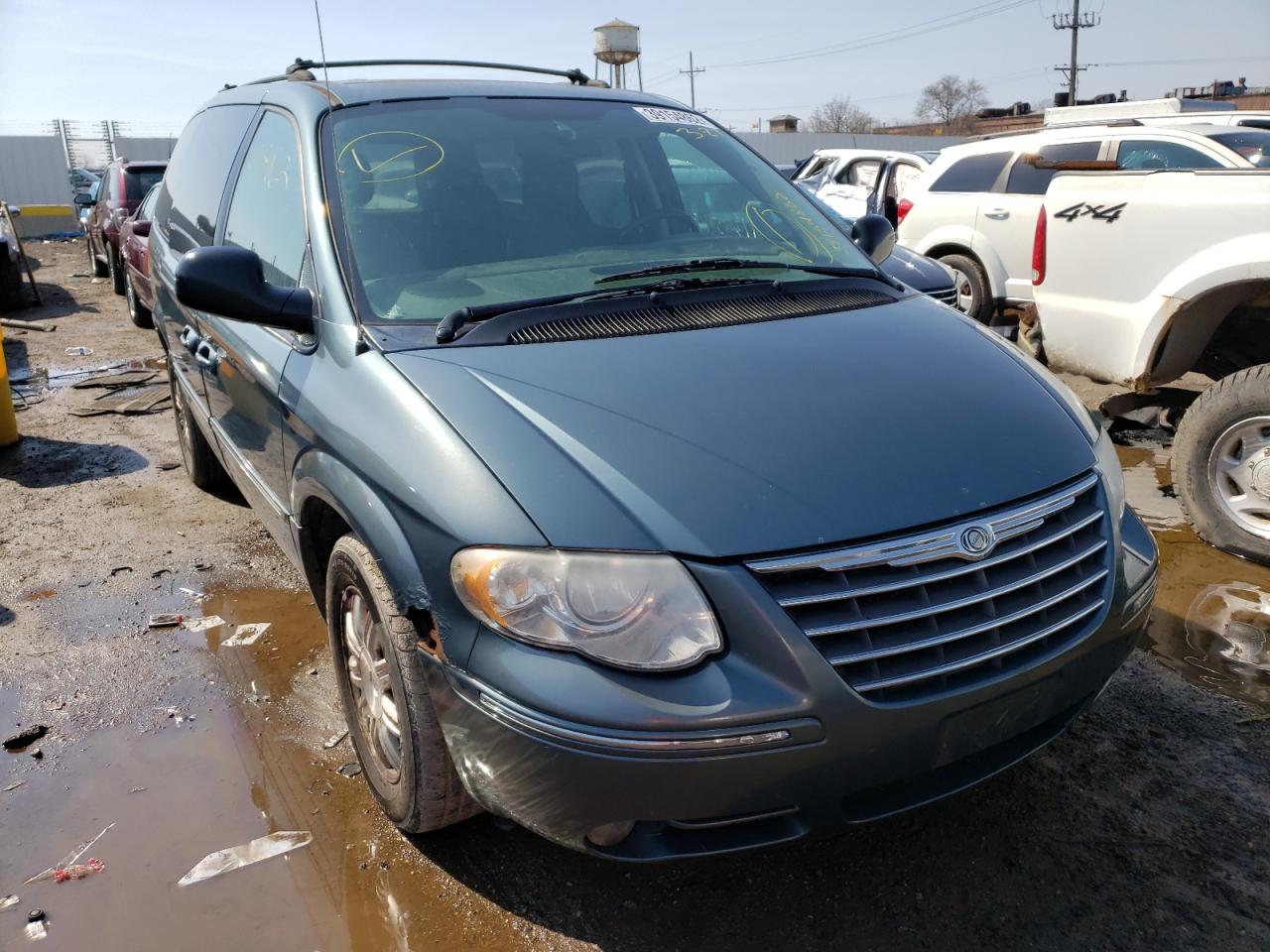 CHRYSLER TOWN & COU 2005 with VIN 2C8GP54L55R571605 - Photo from auction