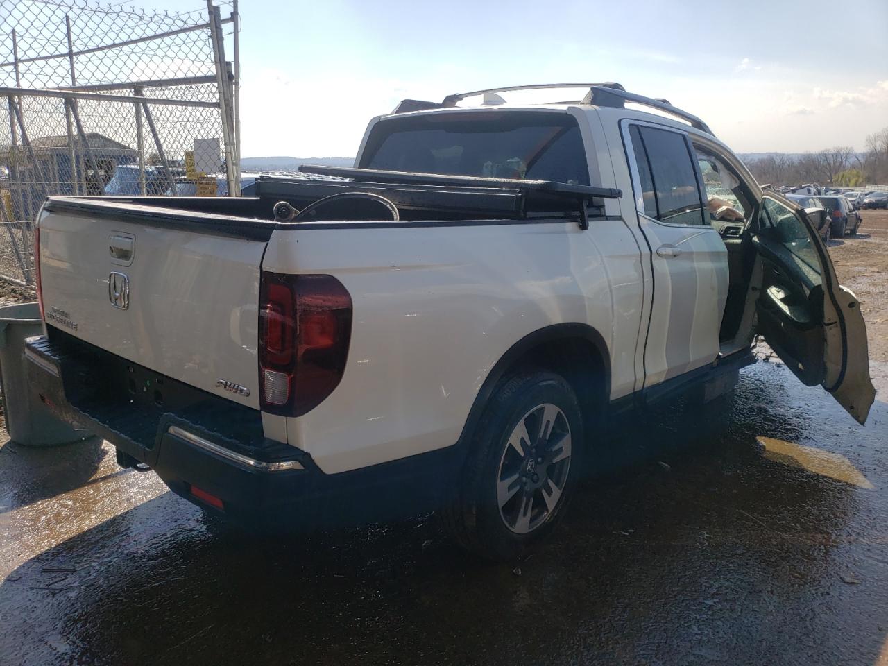 Photo 4 from auction – 2017 HONDA RIDGELINE with VIN 5FPYK3F59HB018194