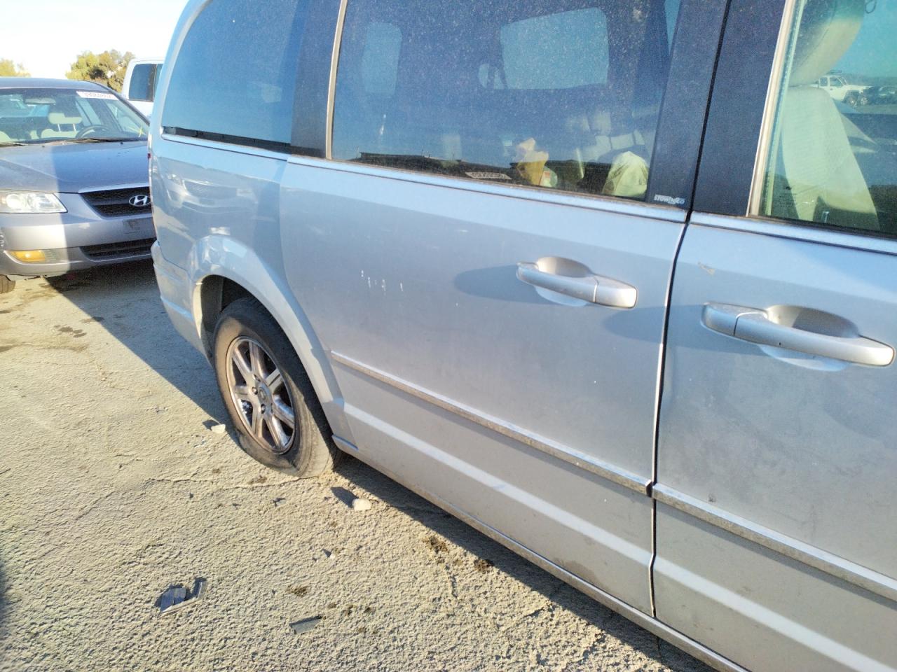 Photo 9 from auction – 2010 CHRYSLER TOWN & COU with VIN 2A4RR5D11AR214185