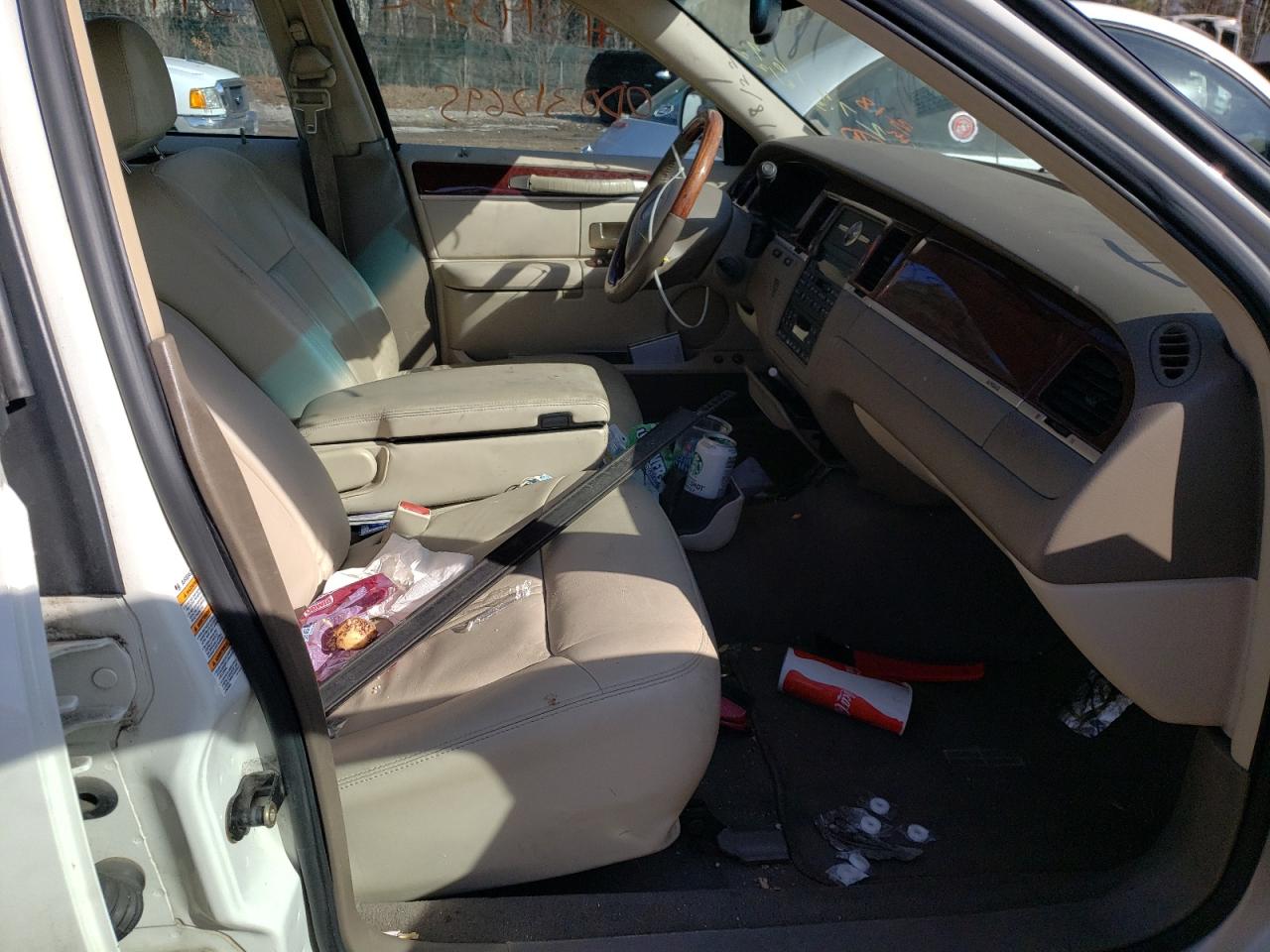 Photo 5 from auction – 2004 LINCOLN TOWN CAR U with VIN 1LNHM83W64Y615600