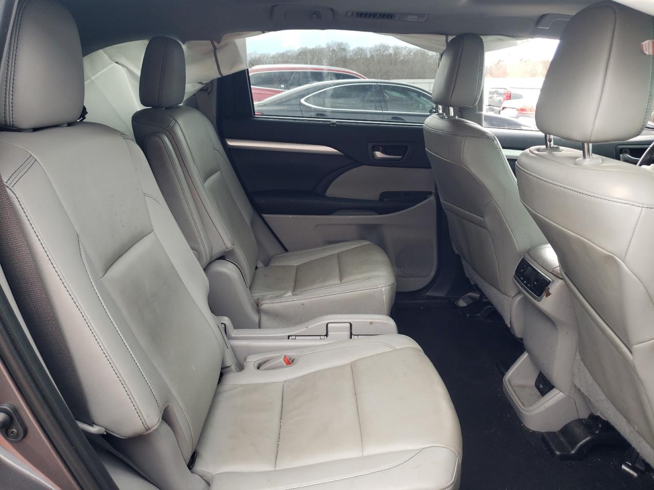 Photo 6 from auction – 2019 TOYOTA HIGHLANDER with VIN 5TDKZRFH3KS303855