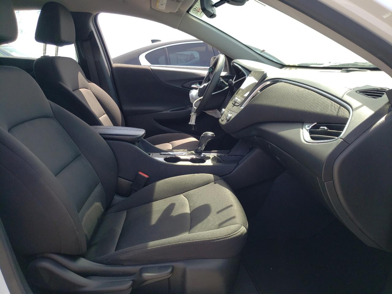 Photo 5 from auction – 2019 CHEVROLET MALIBU LT with VIN 1G1ZD5ST2KF184088
