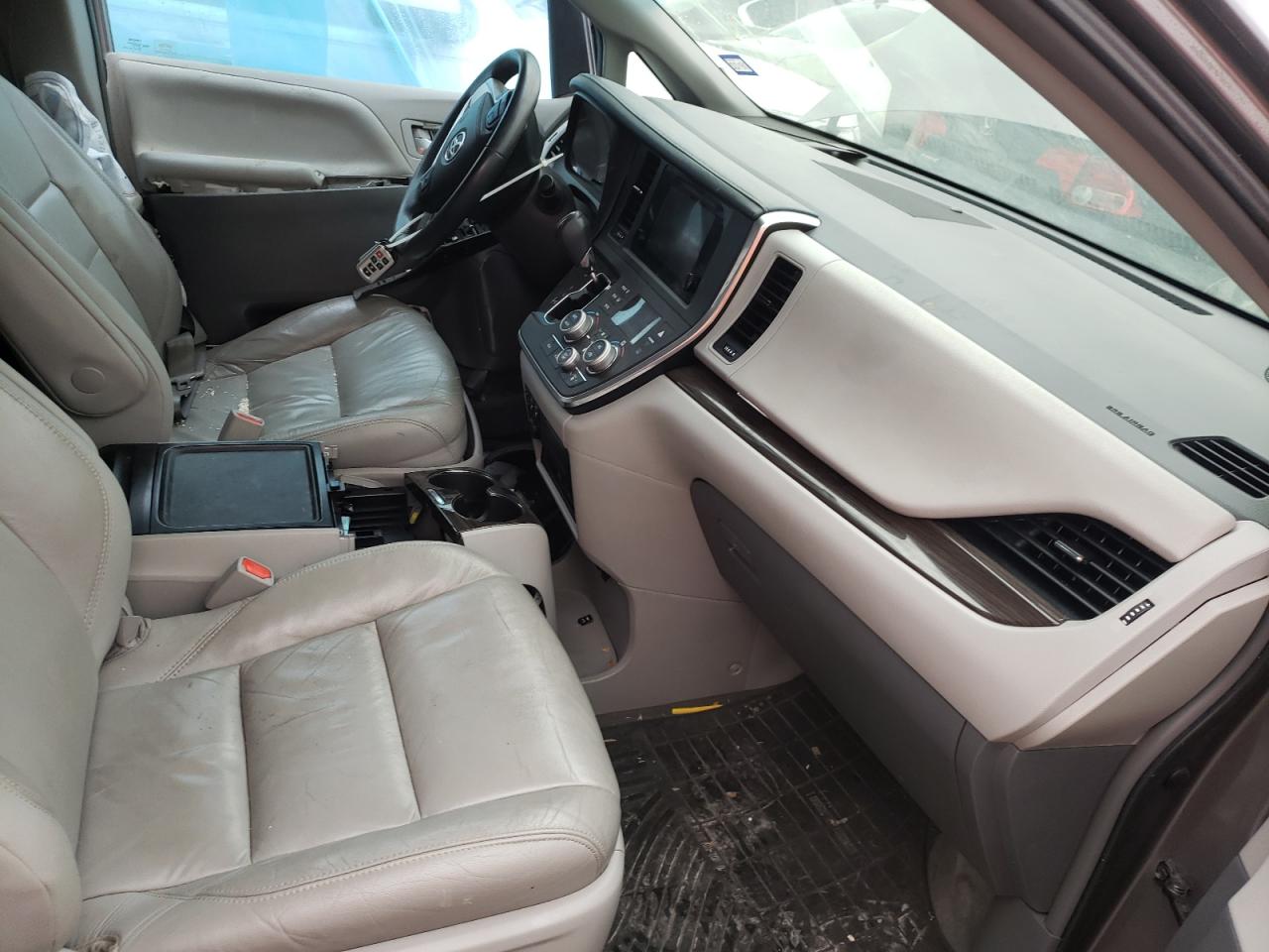 Photo 5 from auction – 2016 TOYOTA SIENNA XLE with VIN 5TDYK3DC7GS745063