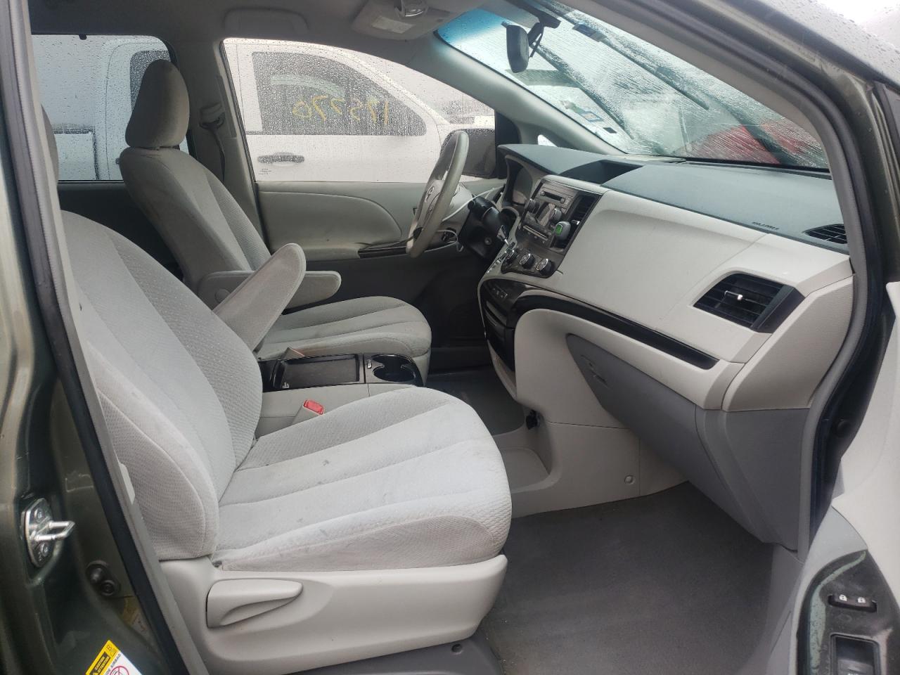 Photo 5 from auction – 2011 TOYOTA SIENNA LE with VIN 5TDKK3DC8BS008534