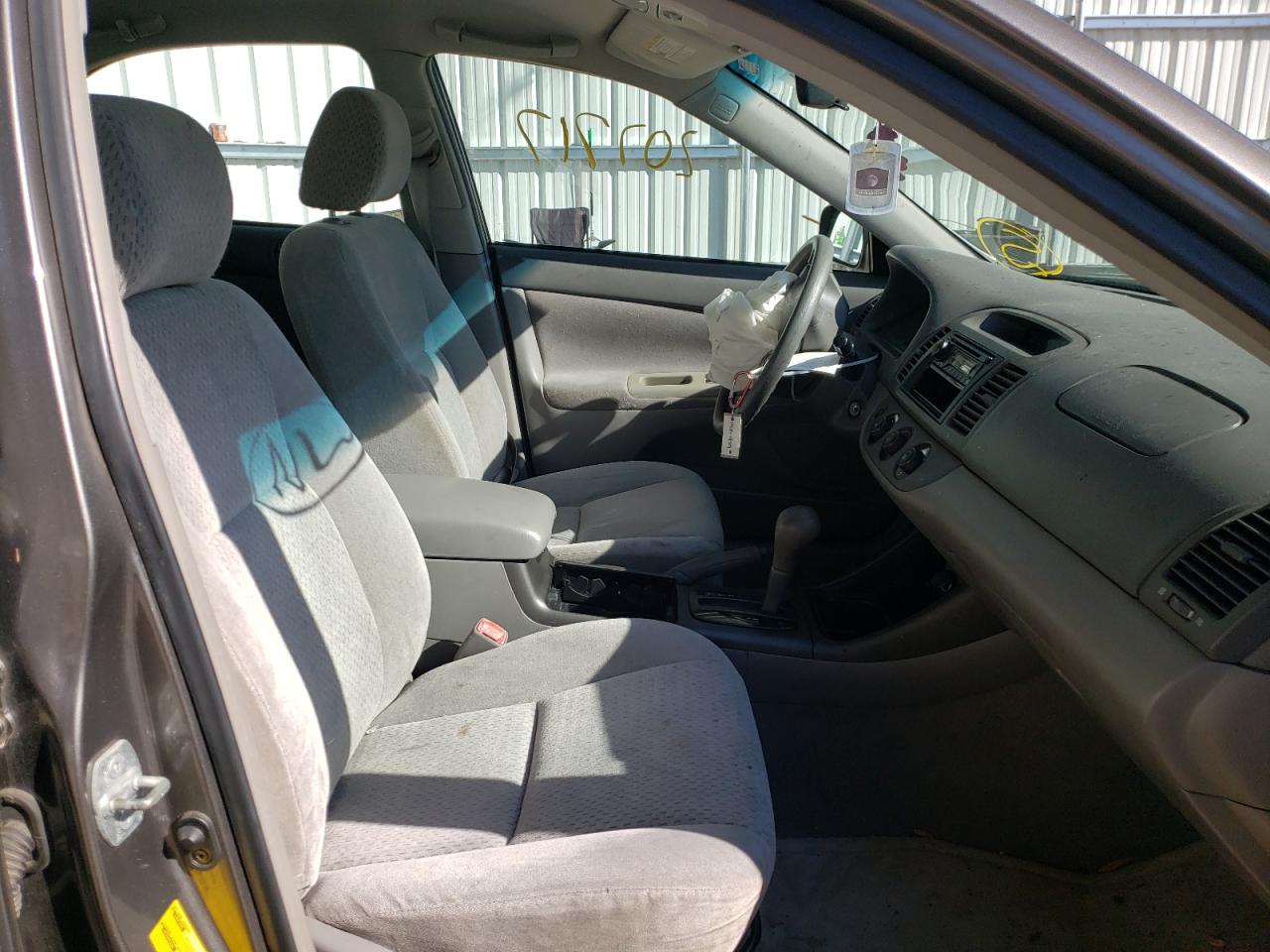 Photo 5 from auction – 2004 TOYOTA CAMRY with VIN 4T1BE30K14U923725