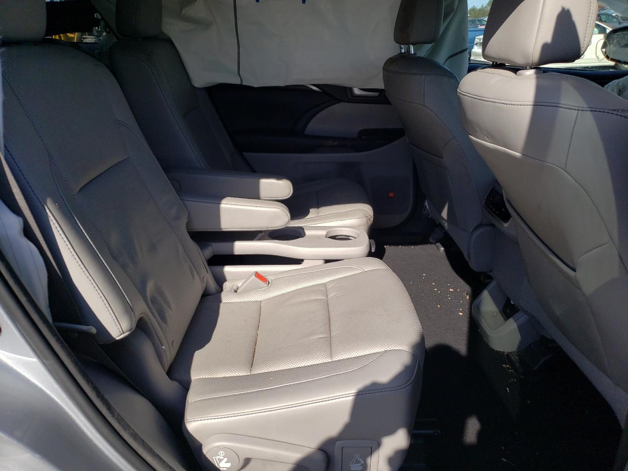 Photo 6 from auction – 2016 TOYOTA HIGHLANDER with VIN 5TDDKRFH2GS225914