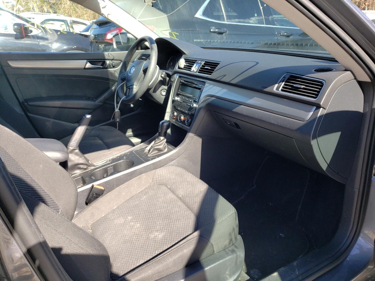 Photo 5 from auction – 2014 VOLKSWAGEN PASSAT S with VIN 1VWAT7A32EC022808