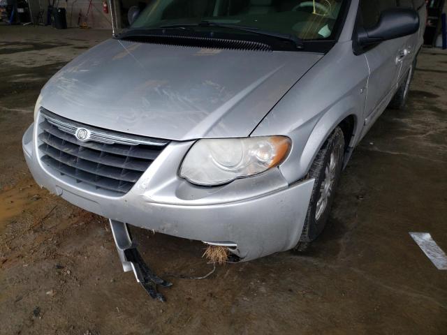 Photo 9 from auction – 2007 CHRYSLER TOWN & COU with VIN 2A4GP54L97R172808