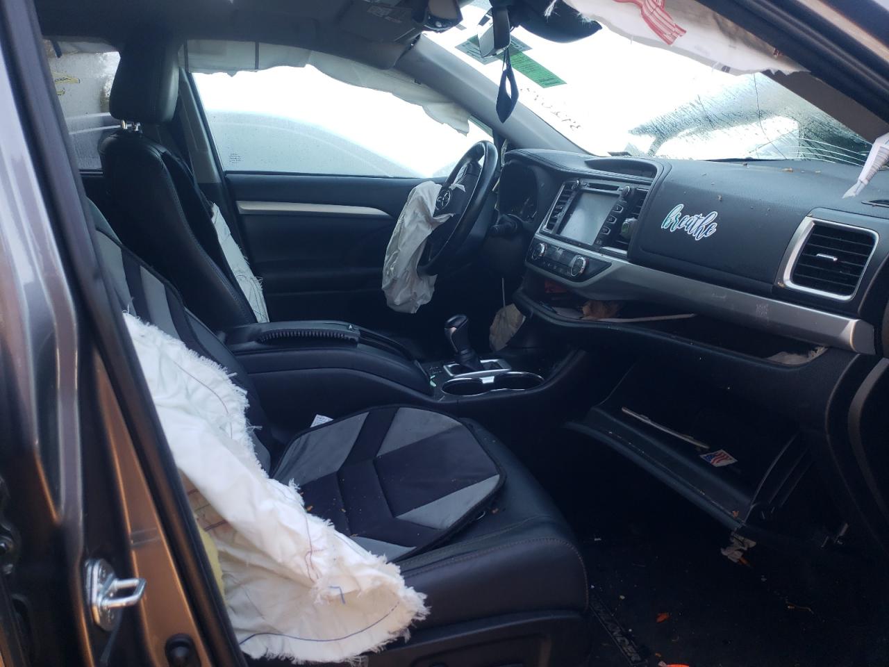 Photo 5 from auction – 2018 TOYOTA HIGHLANDER with VIN 5TDJZRFH9JS545334