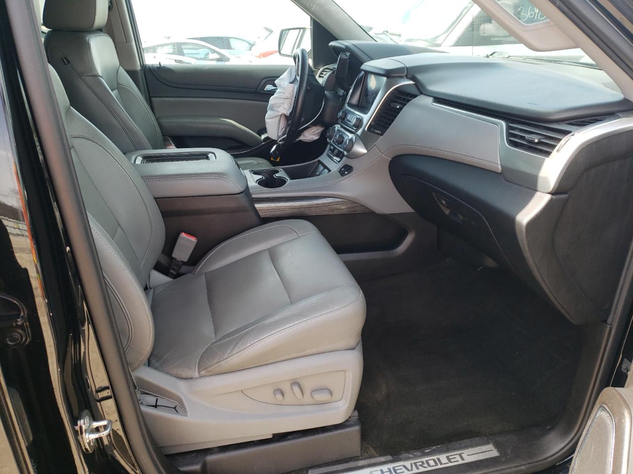 Photo 5 from auction – 2015 CHEVROLET SUBURBAN K with VIN 1GNSKJKC8FR631963