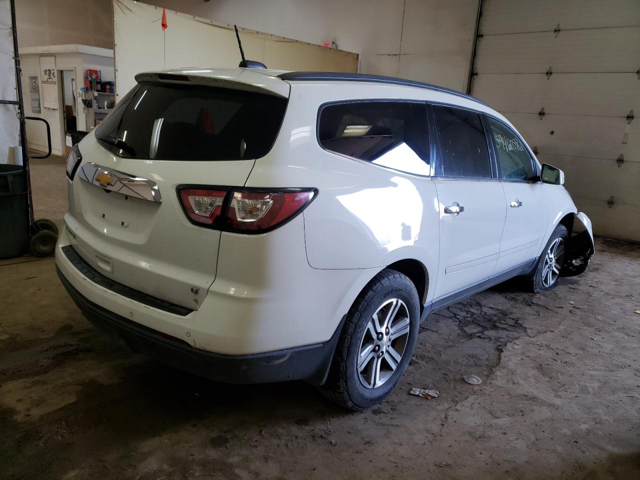 Photo 4 from auction – 2017 CHEVROLET TRAVERSE L with VIN 1GNKRGKD7HJ167685
